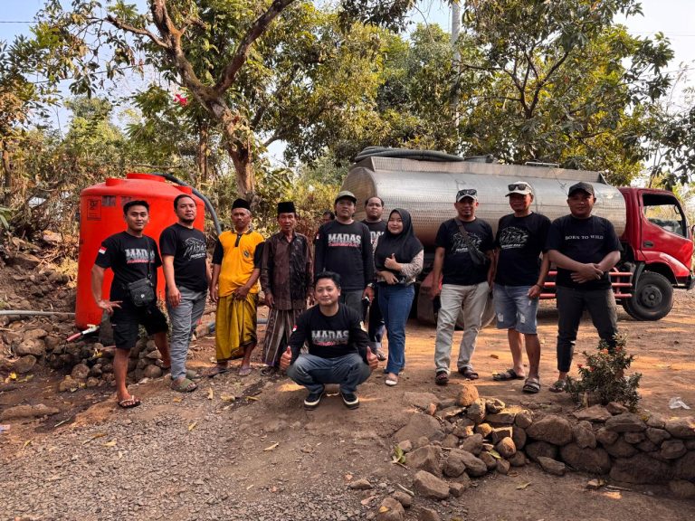 MADAS (Madura Asli Daerah Anak Serumpun) DPD Jawa Timur Berkolaborasi dengan DPC Pasuruan Raya Salurkan Air Bersih Kloter 2 Di Desa Pesa’an, Sibon, Pasrepan.